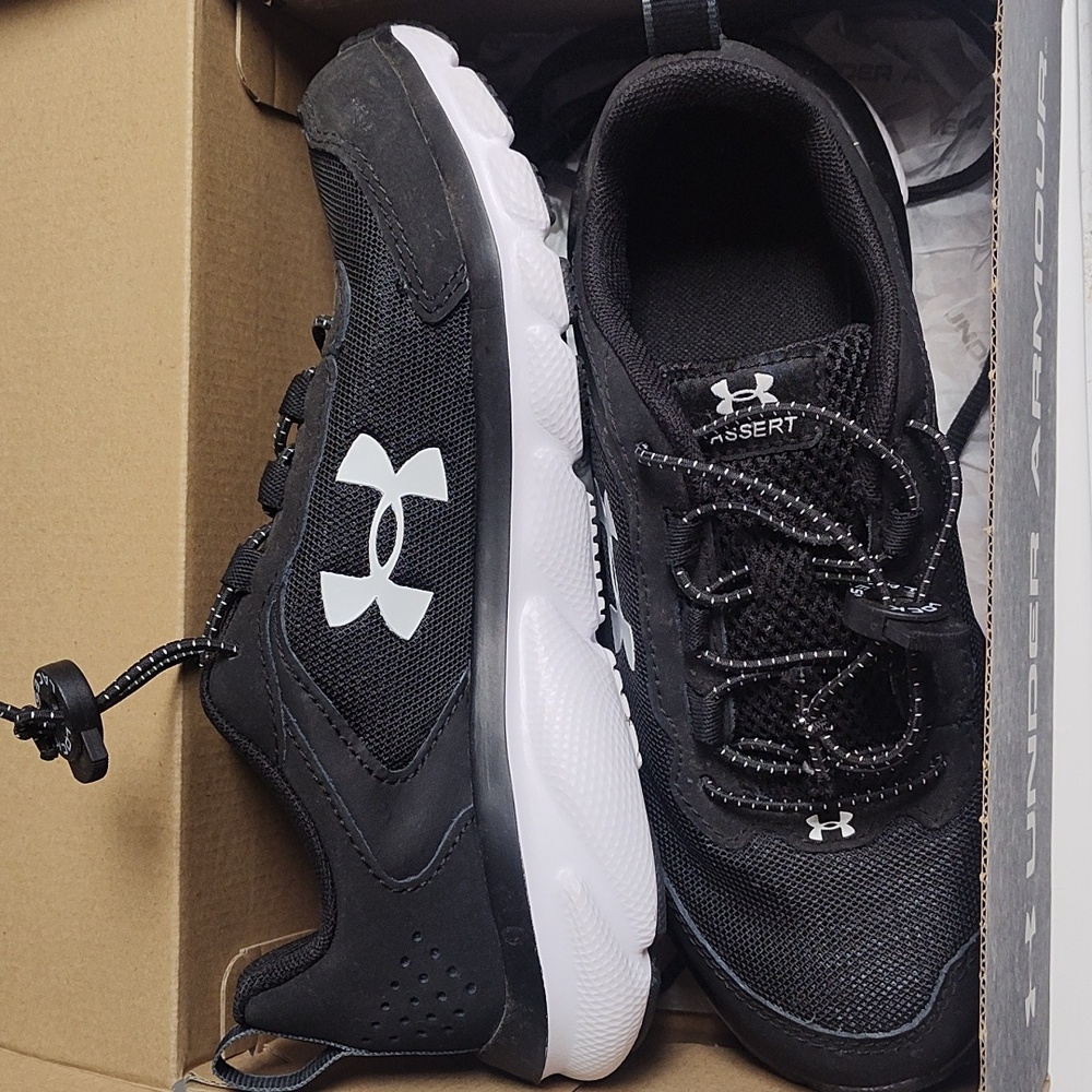 UNDER ARMOUR ASSERT 4.5y YOUTH SIZE Big Kids